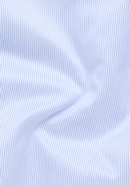 Overhemd in lyseblå vlakte