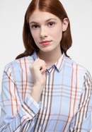 overhemdblouse in lyseblå geruit