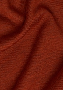 Gebreide pullover in oranje vlakte