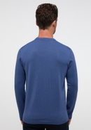 Gebreide pullover in blauw vlakte