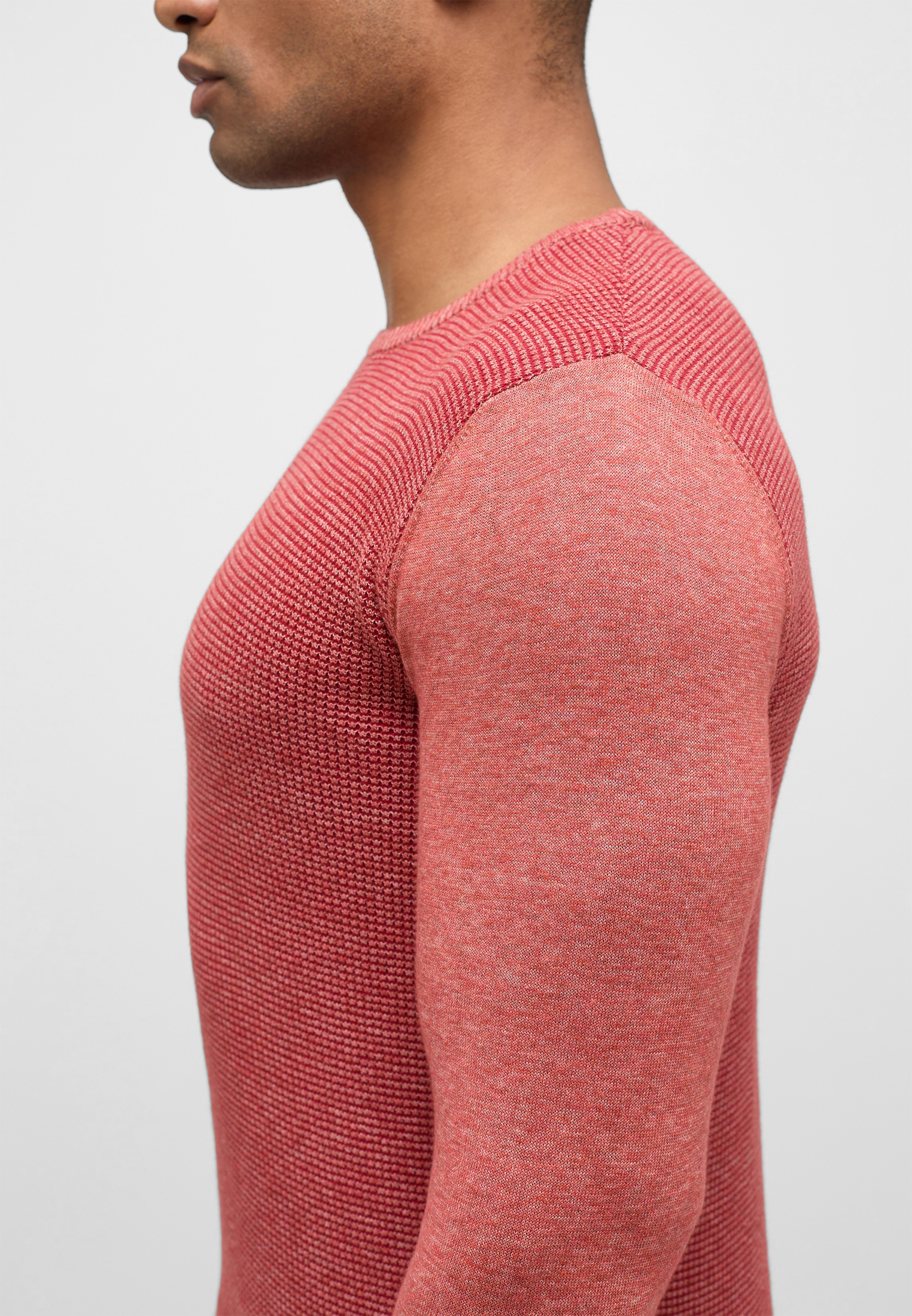 Knitted jumper in red structured