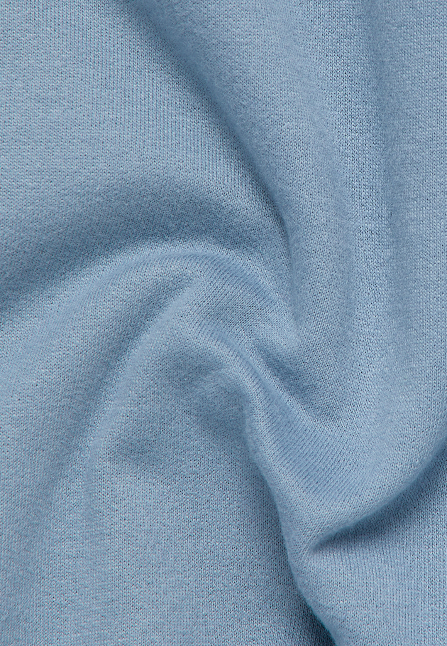 Gebreide pullover in blauw vlakte