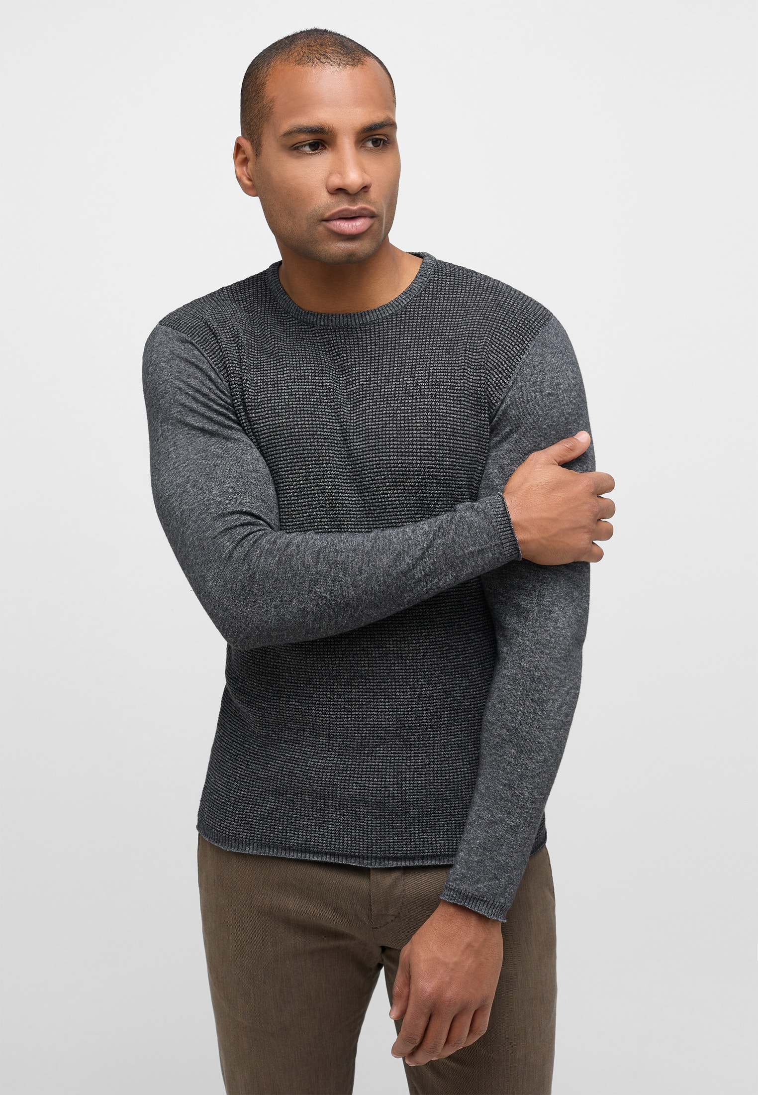 Knitted jumper in anthracite structured
