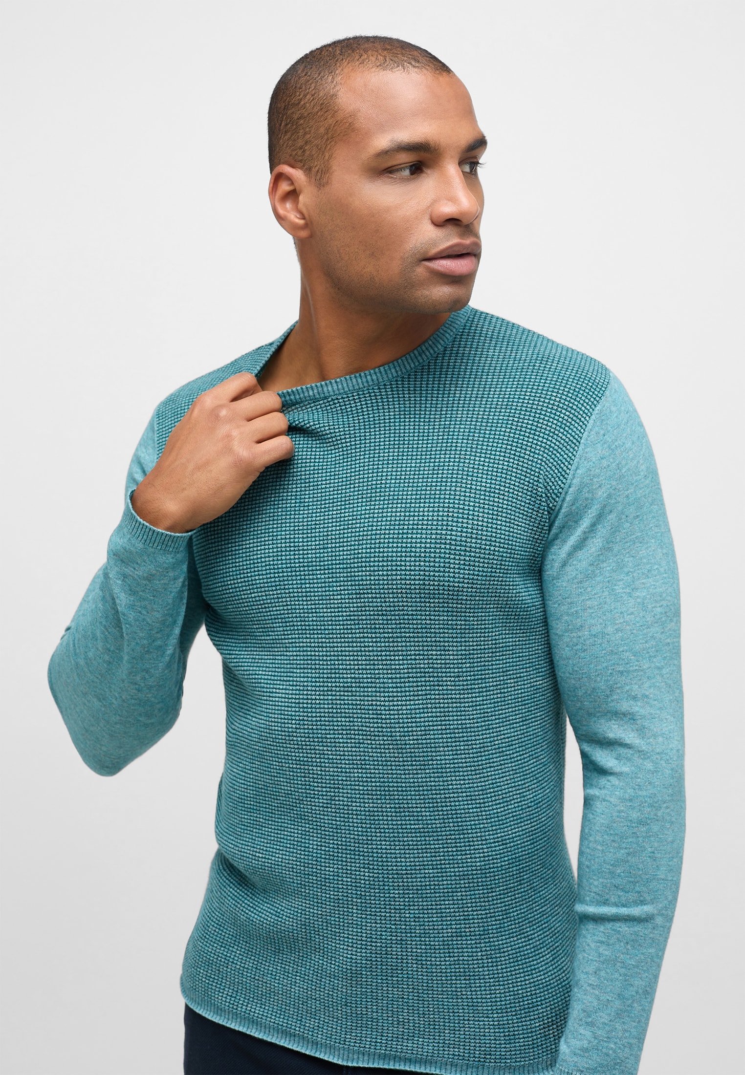 Knitted jumper in petrol structured