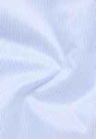 Overhemd in lyseblå vlakte