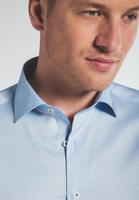 SLIM FIT Performance Shirt in lyseblå vlakte