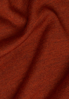Gebreide pullover in oranje vlakte